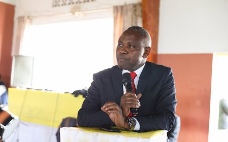 Gakenke:Umuyobozi w'akarere wungirije bwana Niyonsenga Aime francois yakebuye ababyeyi batitabira kujyana abana ku ishuri