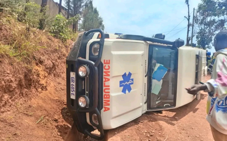 Ambulance yari itwaye umurwayi urembye cyane imukuye mu bitaro ikoze impanuka