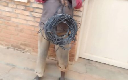 Kamonyi: Polisi Yafashe Abagabo 12 Bakekwaho Ubujura no Kwangiza Insinga z’Amashanyarazi