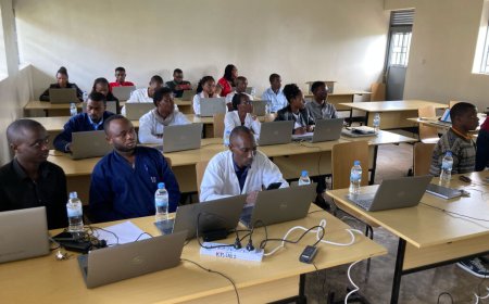Uko laptops zifasha abarimu ba TVET mu Rwanda mukugabanya icyuho cy’Ikoranabuhanga