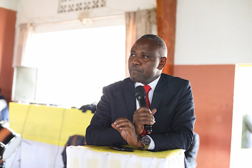 Gakenke:Umuyobozi w'akarere wungirije bwana Niyonsenga Aime francois yakebuye ababyeyi batitabira kujyana abana ku ishuri