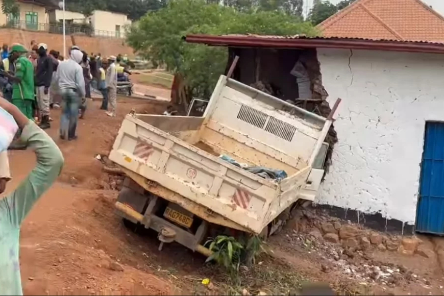 Kicukiro: Habaye impanuka aho imodoka irenze umuhanda igonga iduka ryari ririmo abantu 10