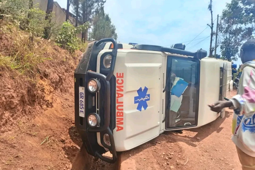 Ambulance yari itwaye umurwayi urembye cyane imukuye mu bitaro ikoze impanuka