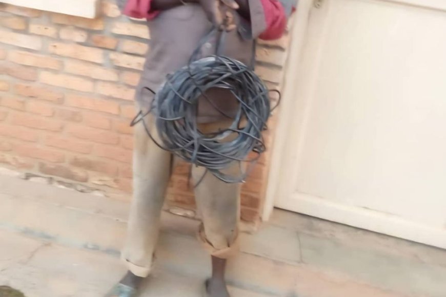 Kamonyi: Polisi Yafashe Abagabo 12 Bakekwaho Ubujura no Kwangiza Insinga z’Amashanyarazi