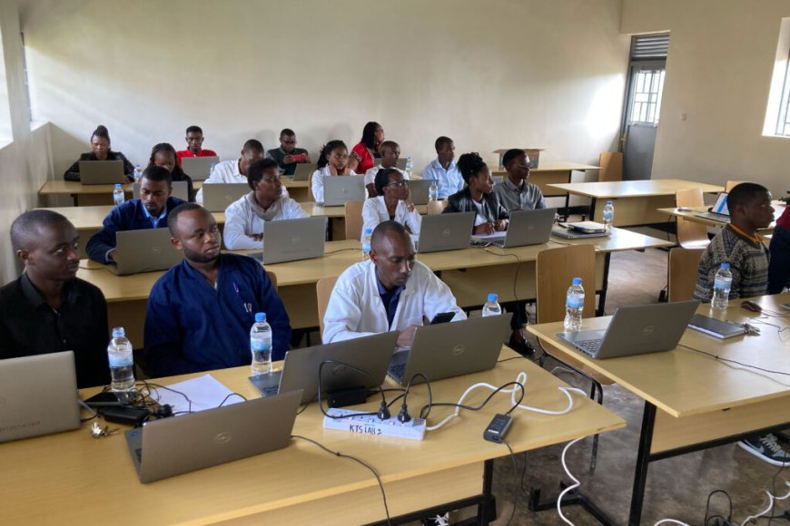 Uko laptops zifasha abarimu ba TVET mu Rwanda mukugabanya icyuho cy’Ikoranabuhanga