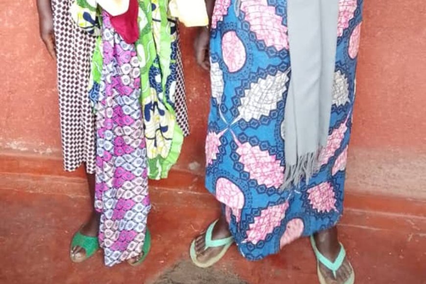 Rusizi: Abagore babiri bafashwe bacyekwaho kwiba bihishe inyuma yo gusabiriza