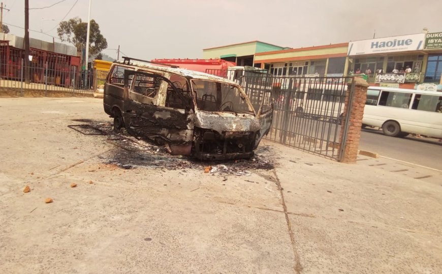 I Nyamasheke imodoka itwara abagenzi yahiriye muri gare, ntihasigara na kimwe