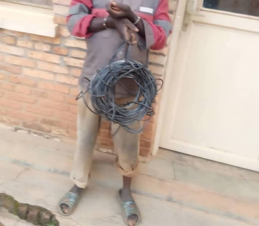 Kamonyi: Polisi Yafashe Abagabo 12 Bakekwaho Ubujura no Kwangiza Insinga z’Amashanyarazi