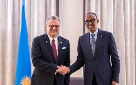 Perezida Kagame mu biganiro n’Umujyanama wa Trump