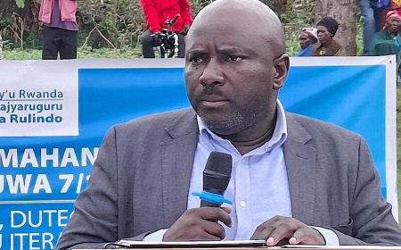 Rulindo: Guverineri w'intara y'amajyaruguru Mugabowagahunde Maurice  yasobanuriye,abageze  muzabukuru,ibyiza byo kwizigamira muro ejo heza