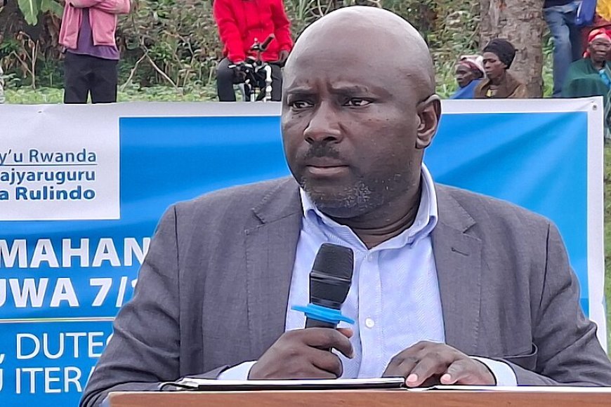 Rulindo: Guverineri w'intara y'amajyaruguru Mugabowagahunde Maurice  yasobanuriye,abageze  muzabukuru,ibyiza byo kwizigamira muro ejo heza