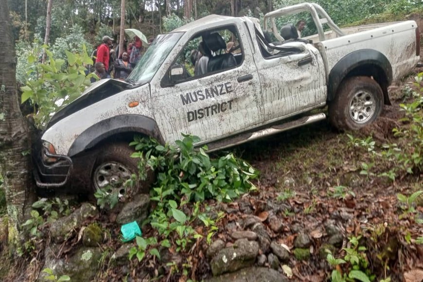 Imodoka yaritwaye abayobozi bagiye ku munsi wa Mwarimu yakoze impanuka