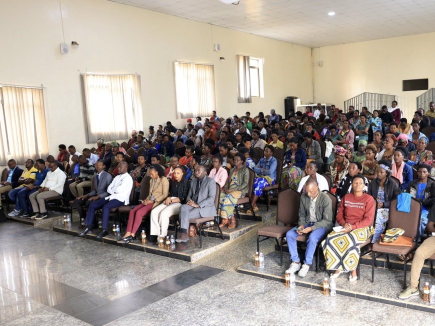 Abagore b’i Gicumbi basabwe gukoresha telefoni muri serivisi z’imari