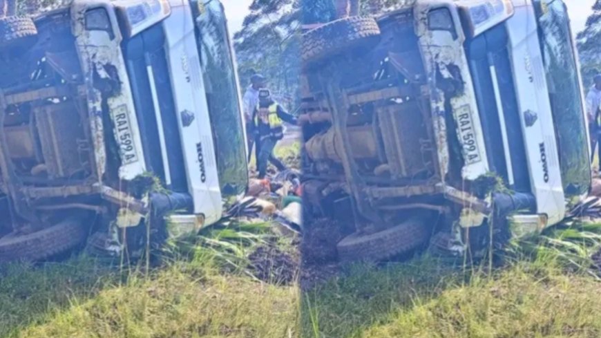 Rusizi: Ikamyo yibaranguye umuhanda abarimo bose bagwa igihumure