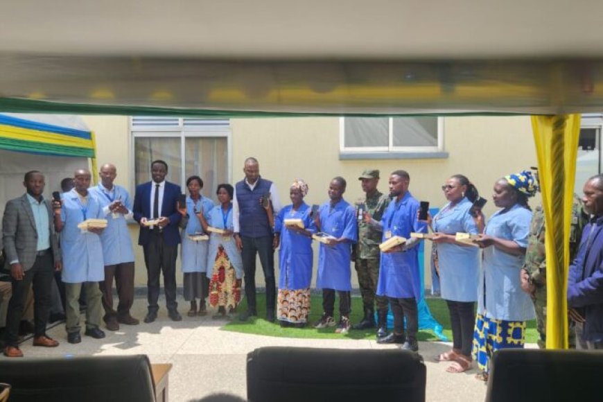 Gicumbi: Imbamutima z’abajyanama b’ubuzima bahawe Smart phone bagasezera kugendana ibitabo