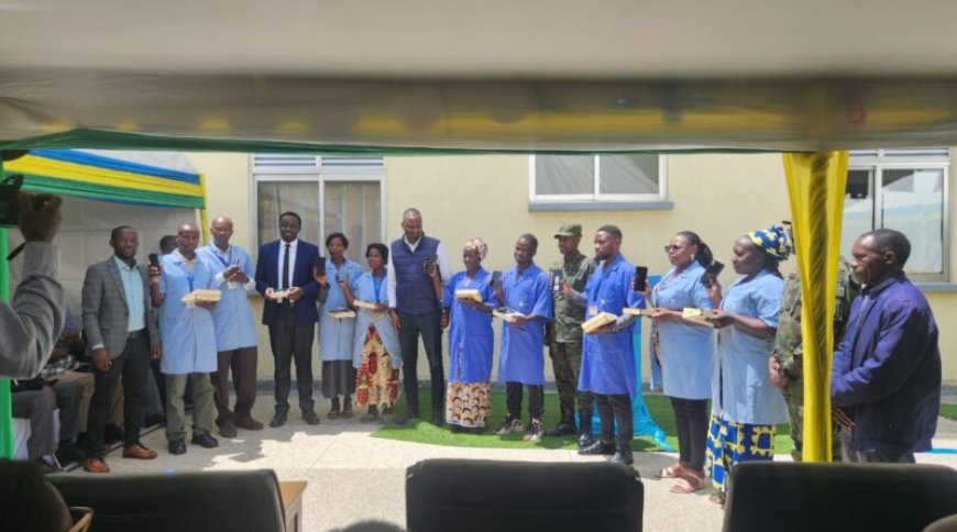 Gicumbi: Imbamutima z’abajyanama b’ubuzima bahawe Smart phone bagasezera kugendana ibitabo