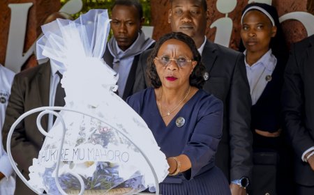 Abakozi n'abanyeshuri babarizwa muri Nyirangarama SINA GÉRARD/Esé URWIBUTSO  basuye Urwibutso rwa Jenoside Yakorewe Abatutsi 1994 rwa Kigali
