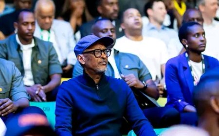 MU MAFOTO: Reba Abakomeye bakurikiye umukino wa RSSB Tigers  na FUS Rabat bayobowe na Perezida Paul Kagame