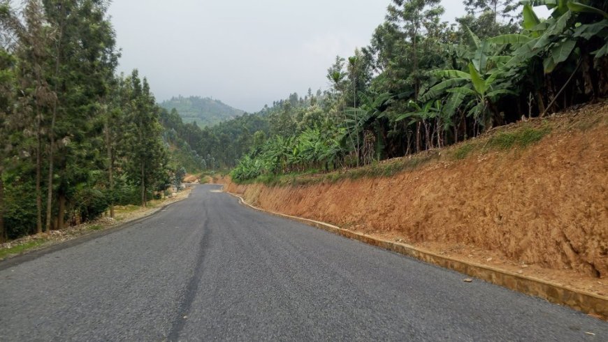 Umuhanda uhuza imirenge yo ku Kivu muri Rutsiro ugeze kuri 86%, abaturage bawutezeho iterambere