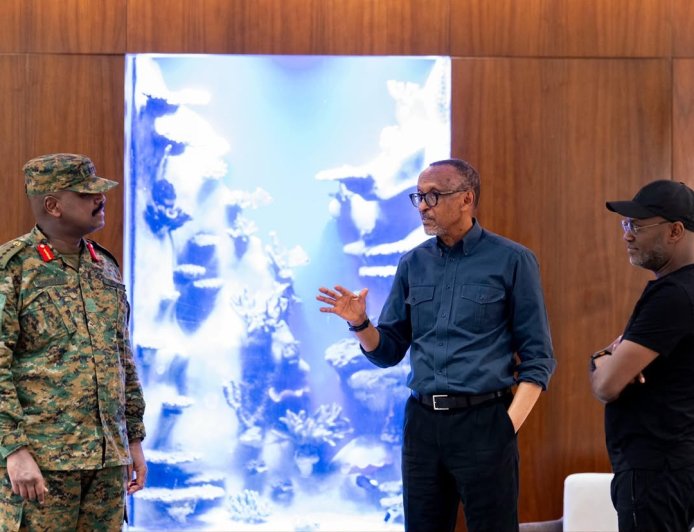 Perezida Kagame yaganiriye na Gen Muhoozi ndetse bakina Basketball