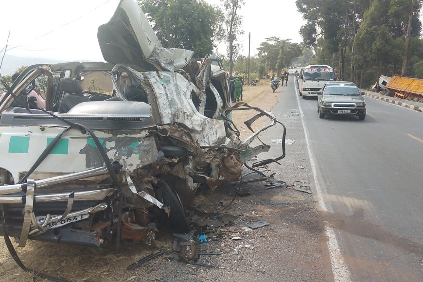 Inkuru Ibabaje: Minibisi yagonganye n’ikamyo hapfa abagenzi 9, abandi 12 barakomereka
