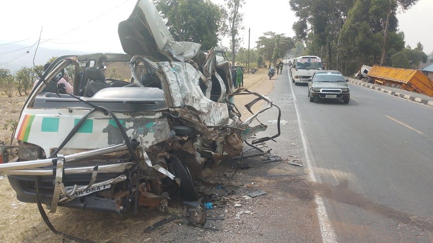 Inkuru Ibabaje: Minibisi yagonganye n’ikamyo hapfa abagenzi 9, abandi 12 barakomereka
